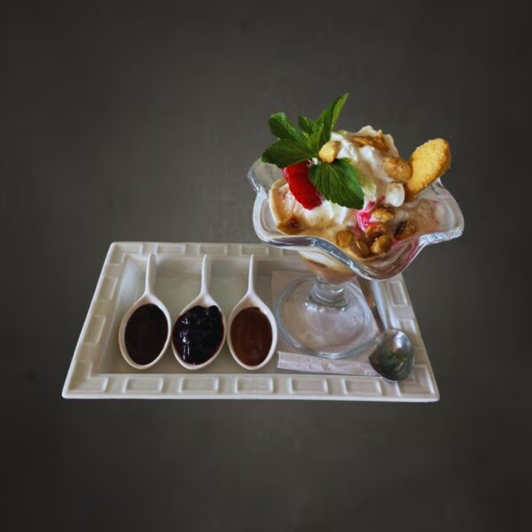 Helado artesanal con almendras confitadas y salsa de Nutella, Chocolate y arándanos