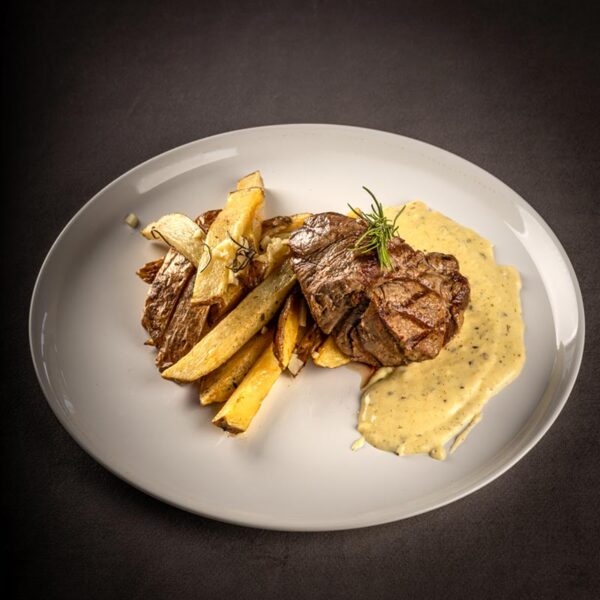 Filete Grillé en salsa de salvia con papas rusticas
