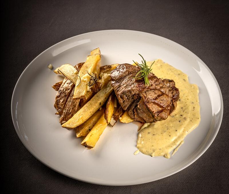 Filete Grillé en salsa de salvia con papas rusticas